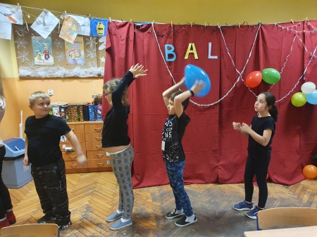 Zajęcia polisensoryczne w grupie 4! Zabawy z balonami.